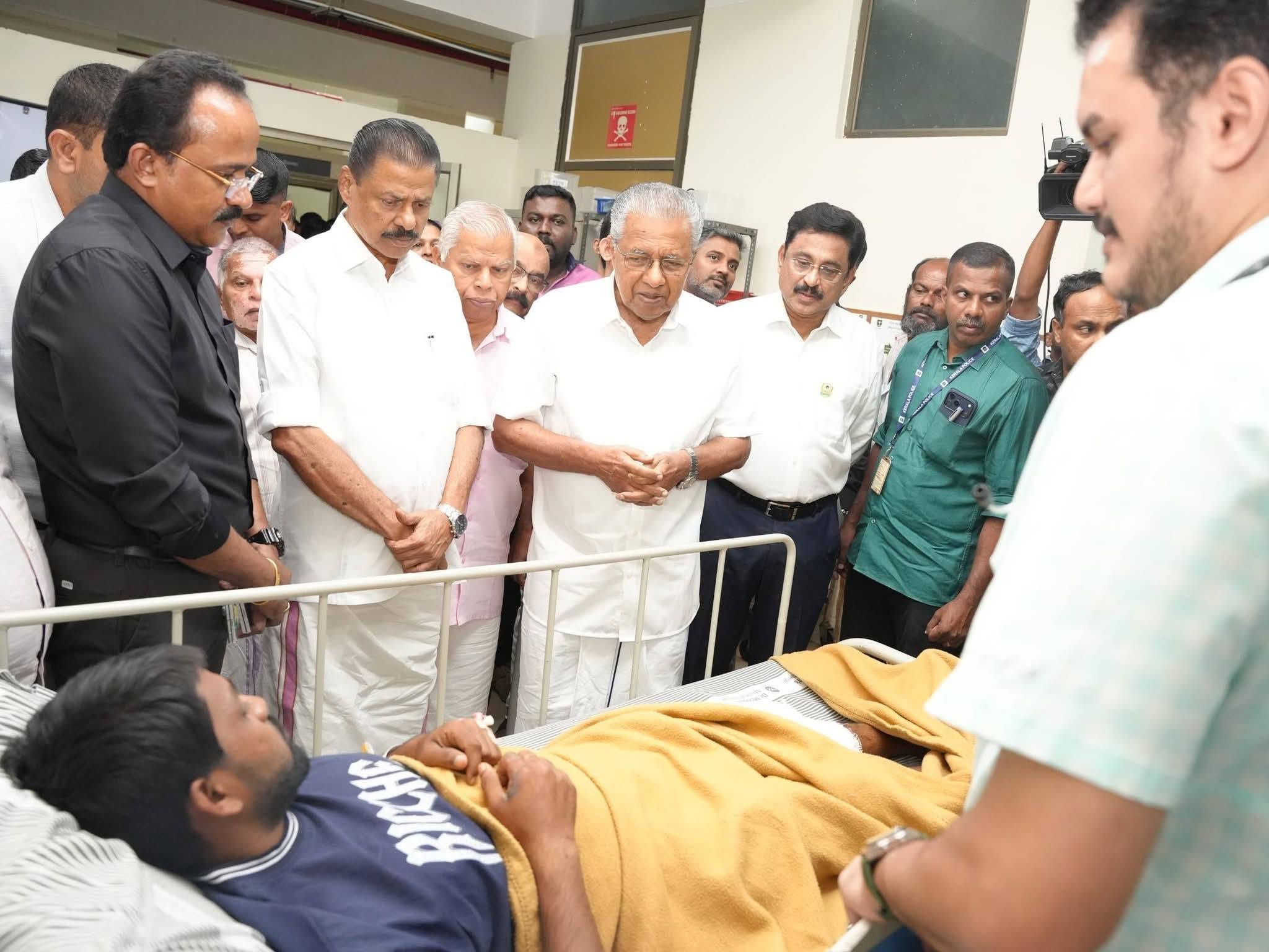 The Hon’ble Leader of the Opposition, Shri Pinarayi Vijayan visited the victims of the Kalladi landslide at Dr. Moopen’s Medical College.